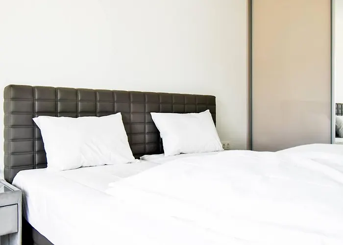 Nomad Friendly Modern Complex Next To Metro