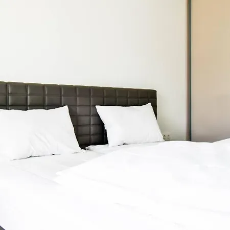 Nomad Friendly Modern Complex Next To Metro