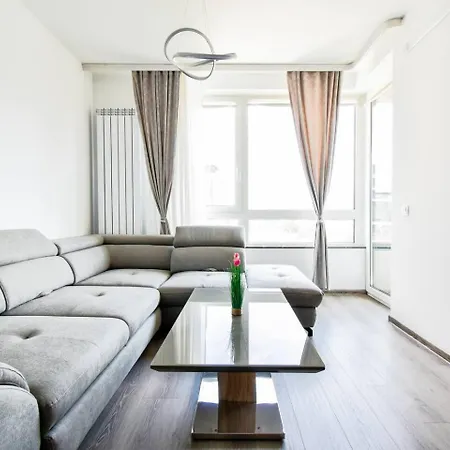 Nomad Friendly Modern Complex Next To Metro *