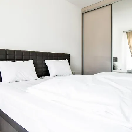 Nomad Friendly Modern Complex Next To Metro * Sofie
