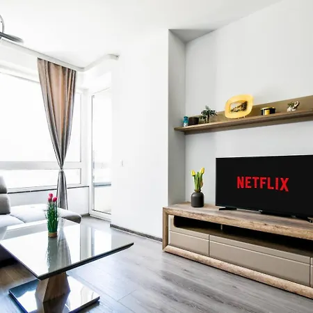 Nomad Friendly Modern Complex Next To Metro