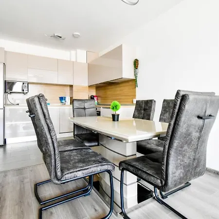 Nomad Friendly Modern Complex Next To Metro Apartman *