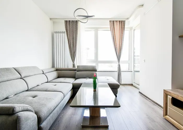 Nomad Friendly Modern Complex Next To Metro *